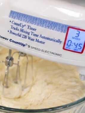 NWOT Cuisinart White and Silver 9-Speed Hand Mixer with CountUp Timer